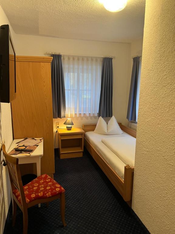 Einzelzimmer – Bett und Fenster
